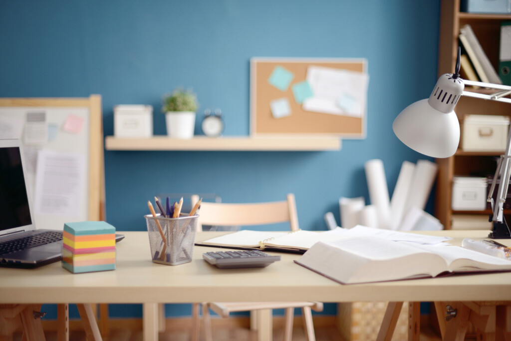 De “quartinho da bagunça” para um escritório